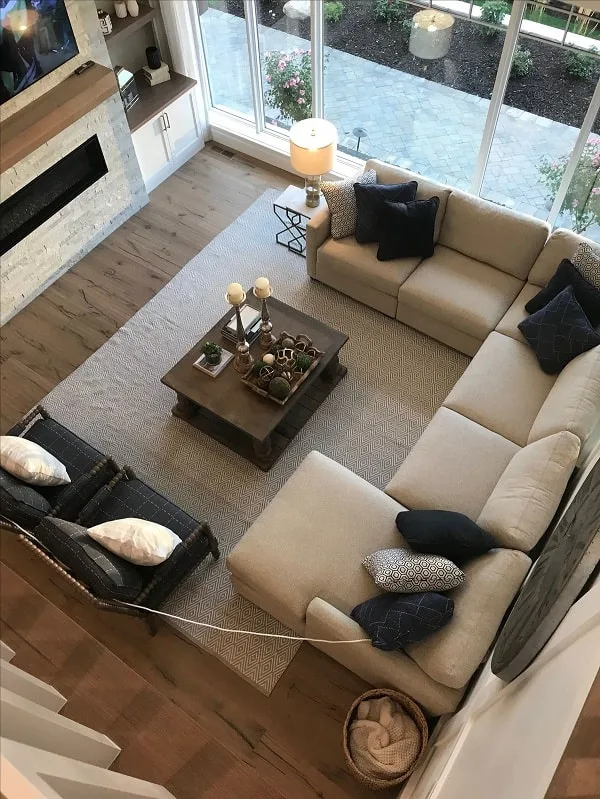 چیدمان مبل هفت نفره با تلویزیون