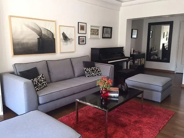 مبل طوسی زرشکی با چه فرشی ست میشه